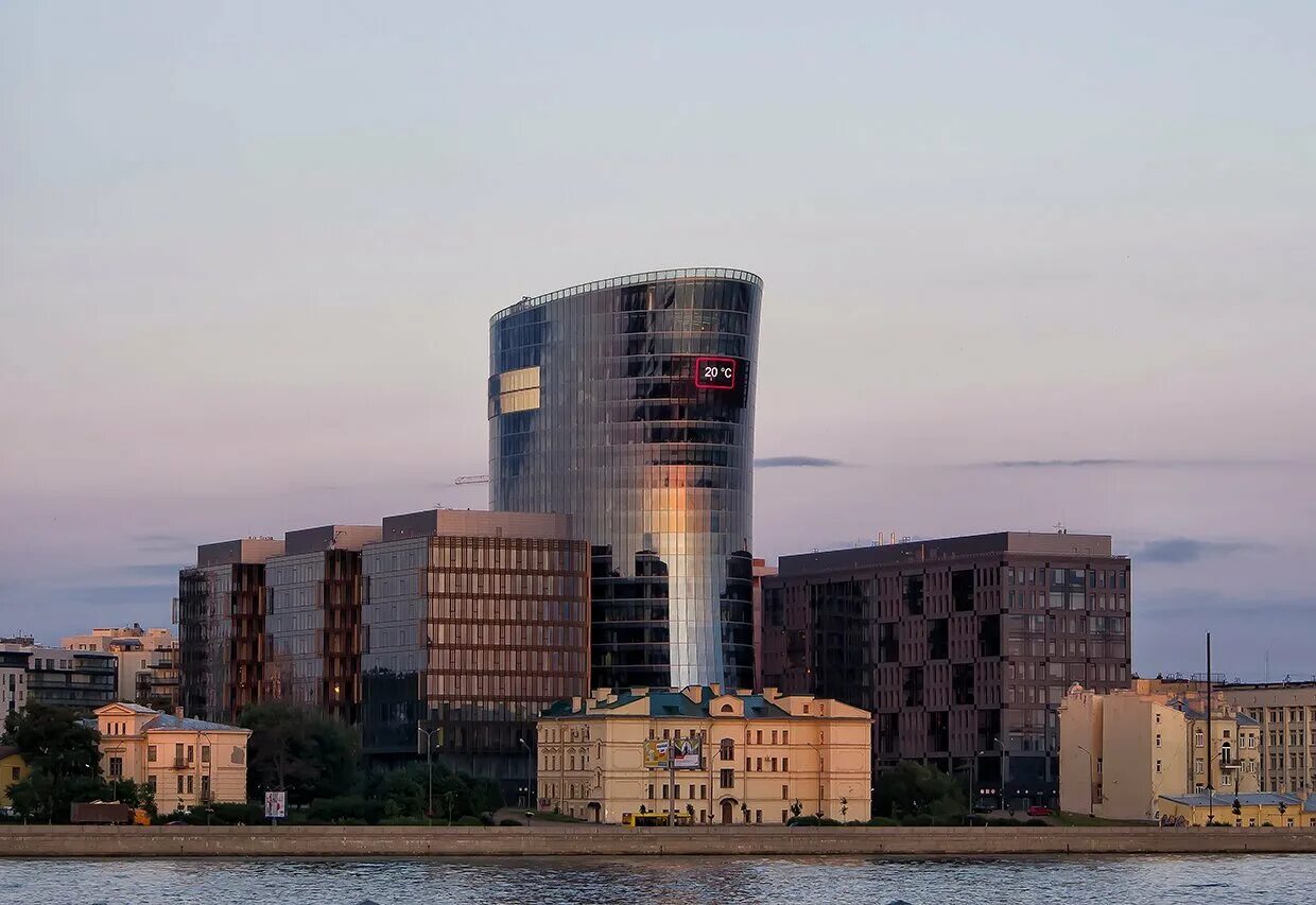 Москва сити 1989. Рядом со зданием. Скульптура нет насилию нью- йорк. Москва сити фотосессия. Рядом со зданием.