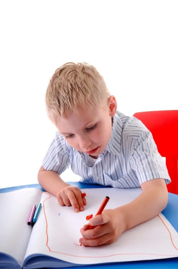 Леворукий ребенок в школе. Ребенок Левша. Писающий мальчик. Ребенок пишет.