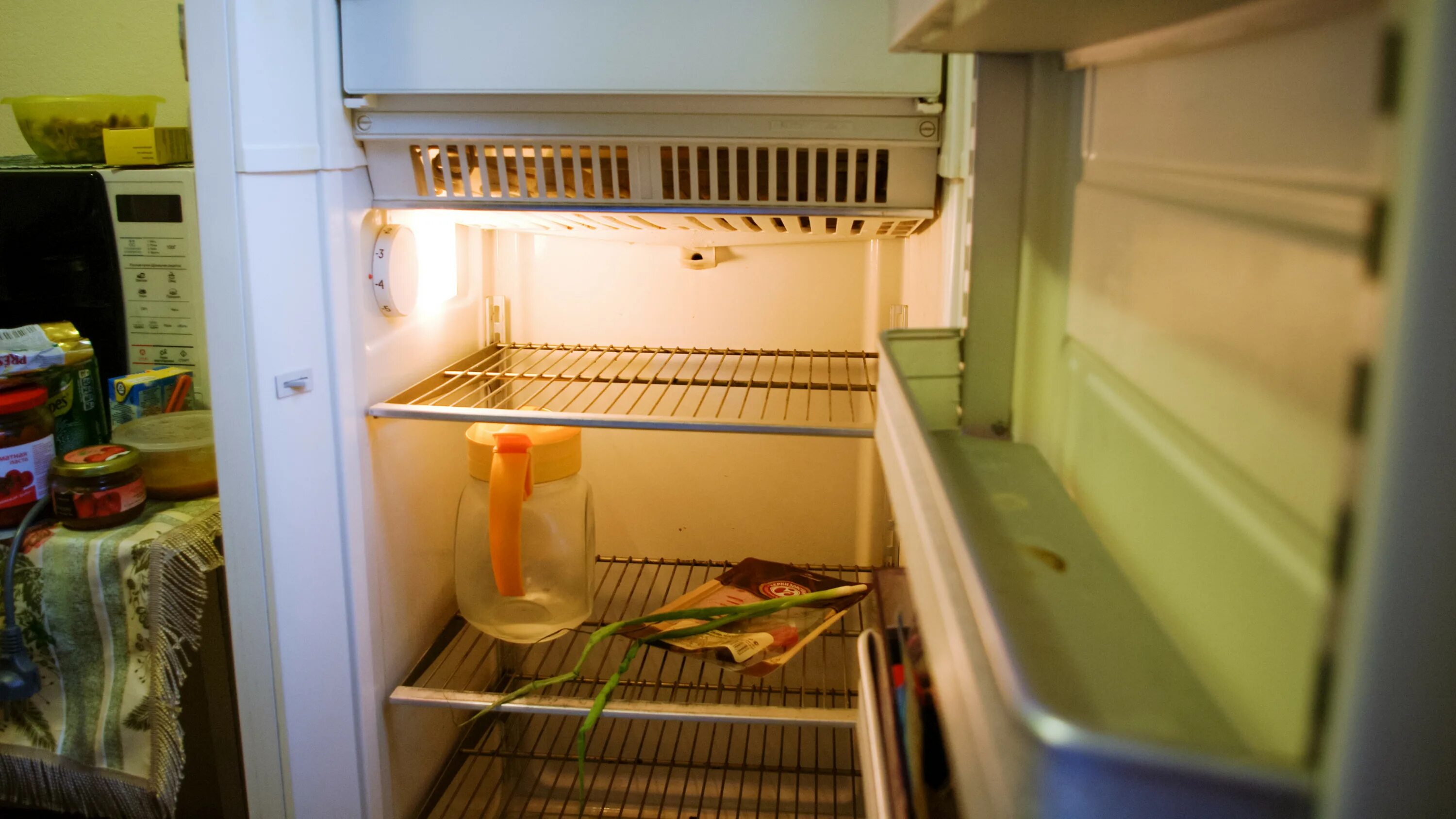 Пустой холодильник. Пустой старый холодильник. Открытый старый холодильник. Холодильник дома.