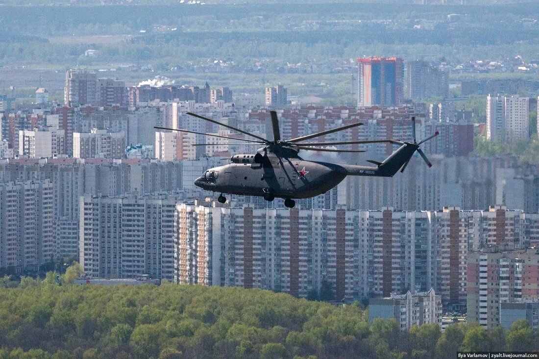 Почему сейчас летают вертолеты. Вертолет над Москвой. Вертолеты над МКАДОМ. Военный вертолёт над городов. Вертолеты над Москвой сейчас.