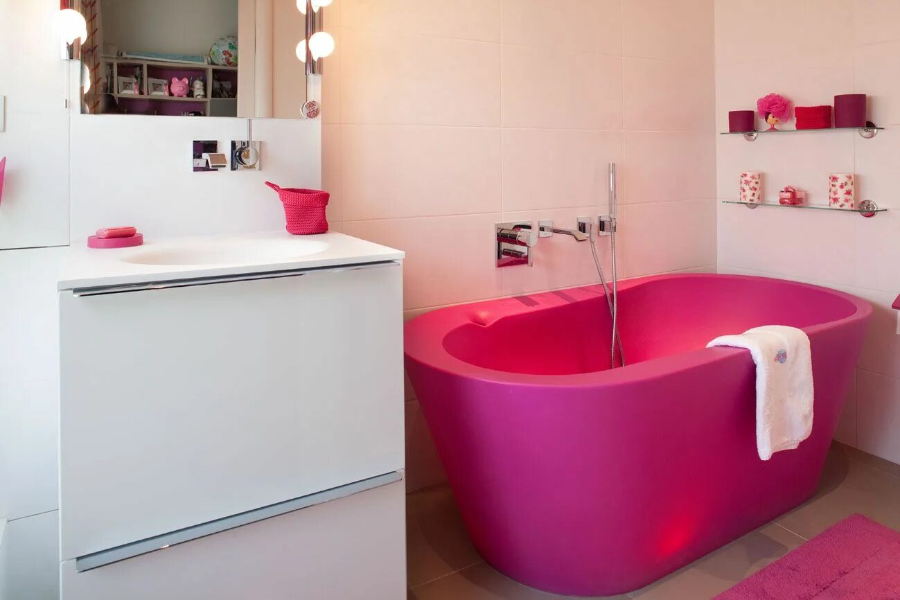 Розовая ванна. Ванная в розовом цвете. Розовые Ванные комнаты. Яркие Ванные комнаты.