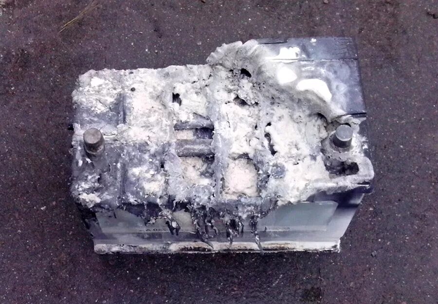 Взорванный аккумулятор. Корпус для аккумулятора. Взорвался аккумулятор в авто. Аккумулятор автомобильный взорвался. Взрыв аккумулятора автомобиля.