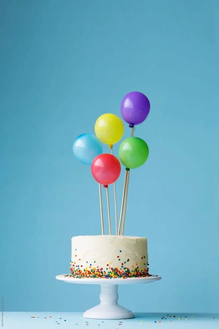 С днем рождения с тортом и шарами. Торт с воздушными шарами. Торт «воздушные шарики». Тортик с воздушными шариками. Стильный торт с шарами.