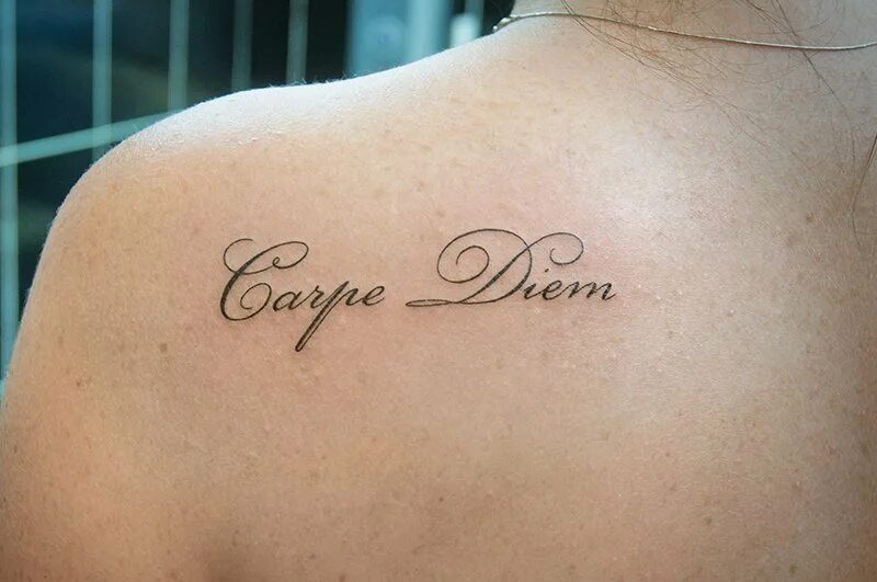 Carpe diem текст. Тату надписи. Татуировки с надписью Carpe Diem. Тату надпись на лопатке. Carpe Diem тату на лопатке.