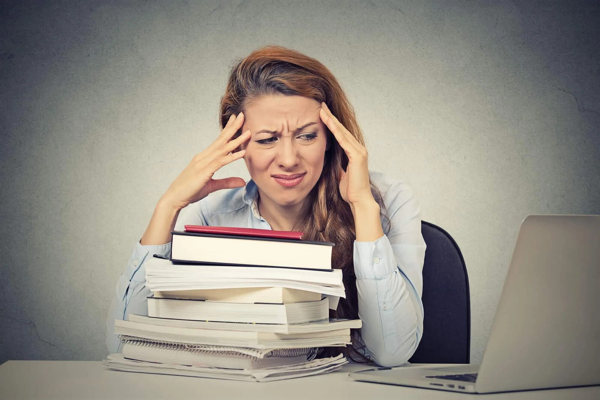 Уставший учитель. Teacher burnout. учитель грустная улыбка. why teacher burnout. грустный преподаватель со словарем.
