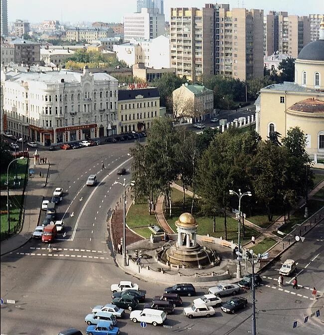 Никитские ворота: "В кафетерии работала моя бабушка, говорили - она варила лучши
