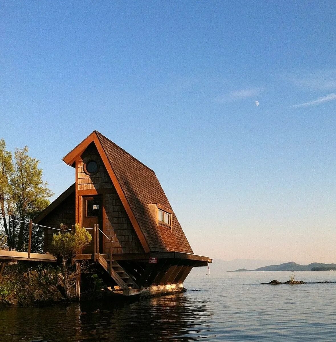 Домики вдали. Домик у реки в Йёльстере. Норвегия. Остров-дом на озере Флатхед Монтана. Тини Хаус у озера. Тини Хаус на берегу озера.
