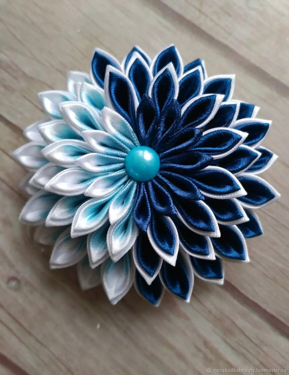 Цветок в технике канзаши. Мацуба кандзаси. Мацуба канзаши. Цветы канзаши. Заколки канзаши.