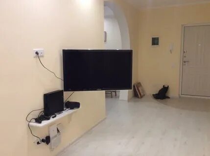 Телевизор в углу на кронштейне