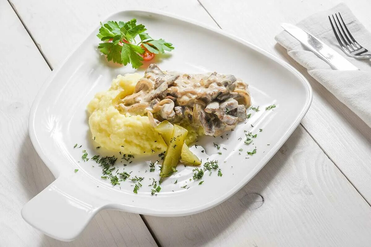 Шампиньоны с картошкой пюре. Бефстроганов с картофельным пюре. бефстроганов с картофельным пюр. бефстроганов с пюре. бефстроганов с картофелем пюре.