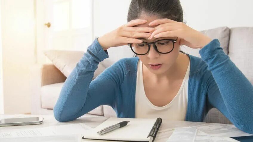 Полезные финансовые привычки. Financial stress. Финансовые проблемы. Человек волнуется. Привычки финансово грамотного человека.
