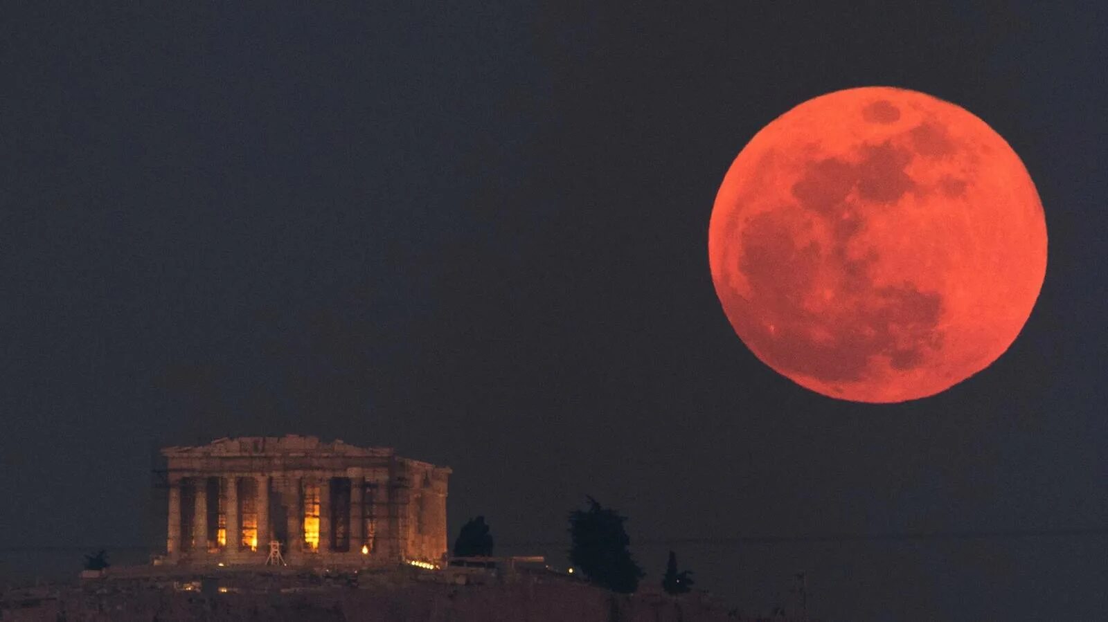 Луна становится больше. Лунное затмение Кровавая Луна. Суперлуние 1912. Полнолуние суперлуние, Кровавая Луна. Кровавая Луна явление.