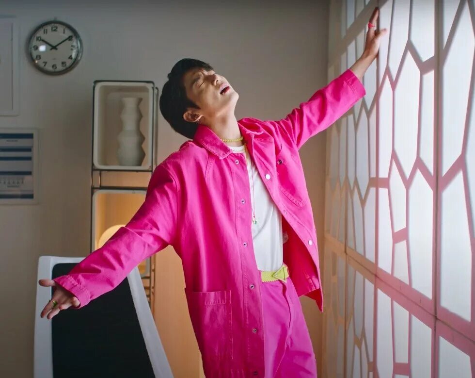 Новый клип чонгука. Чонгук бтс 2023. Jungkook calvin klein. Новый клип чонгука. Клип чонгука 3д.