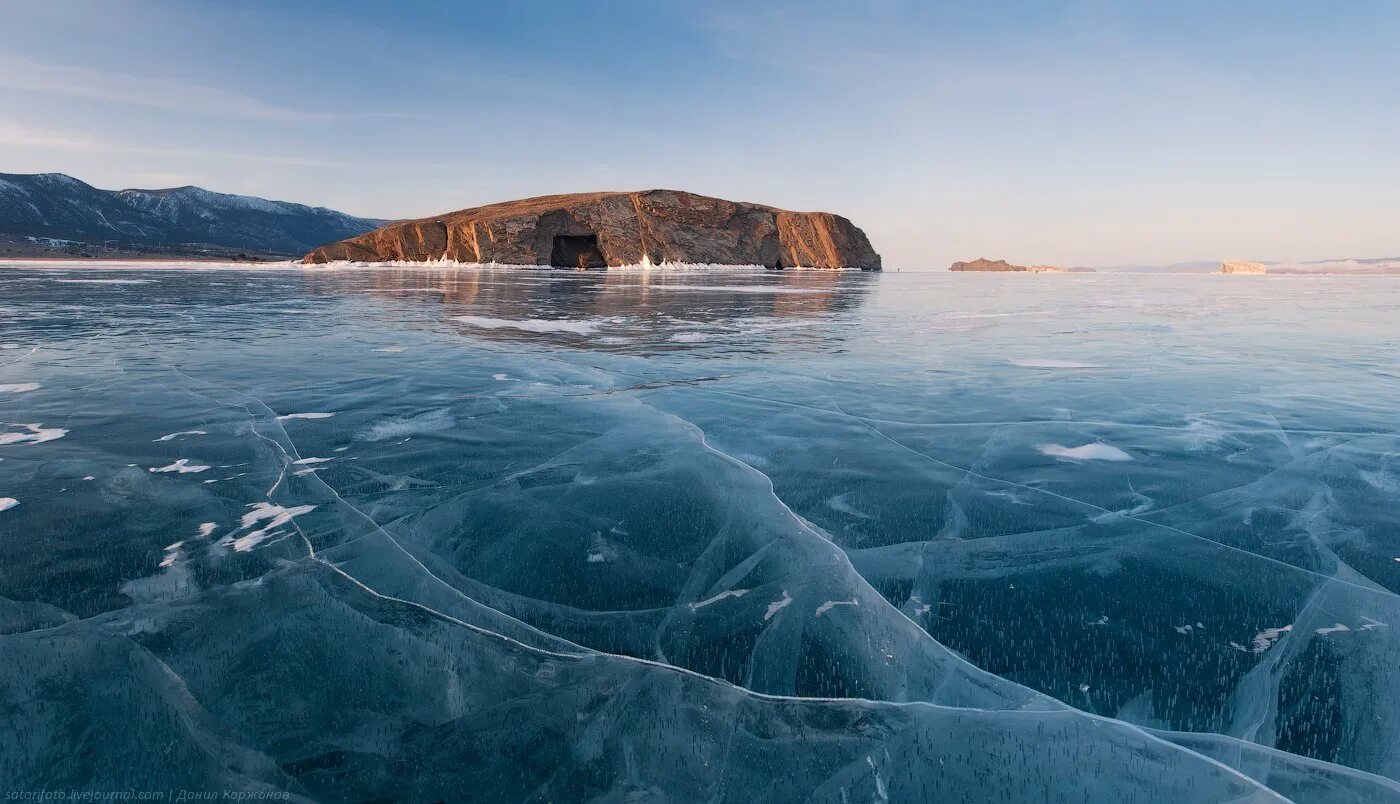 Восточно сибирское озеро. Замерзшее озеро Байкал. Восточная Сибирь Байкал. Озеро Байкал лед. Ледяное озеро Байкал.