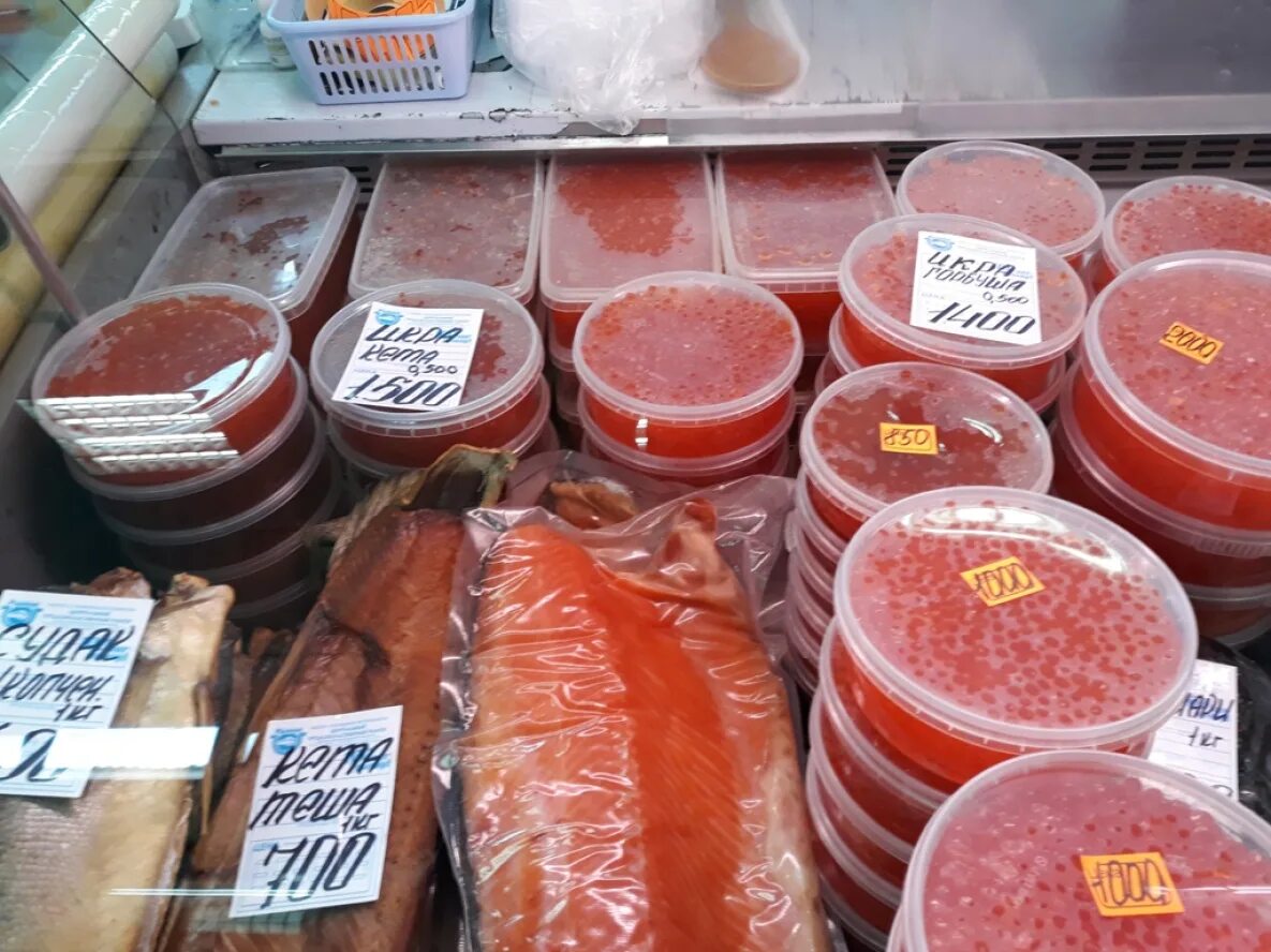 Красная рыба Камчатки чавыча. Рыба в ассортименте. Красная икра магазин. Красная икра на рынке.