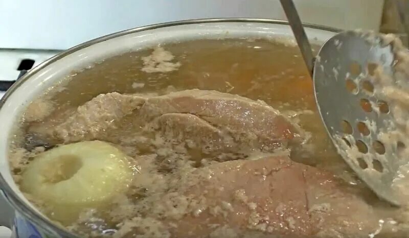 Холодец из свиных ножек и курицы. Бульон для холодца. Холодец через мясорубку. Холодец из свинины. Кастрюля для холодца.