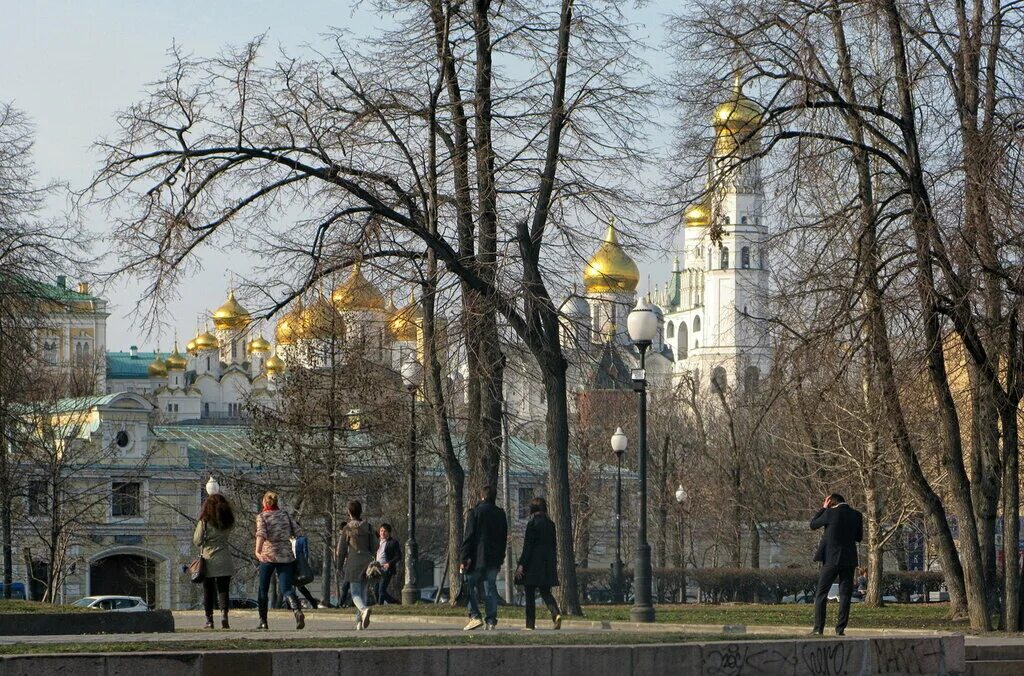 Вид сегодня. Болотная площадь в Москве. Сквер на Болотной площади в Москве. Болотный сквер Москва. Болотная набережной храм.