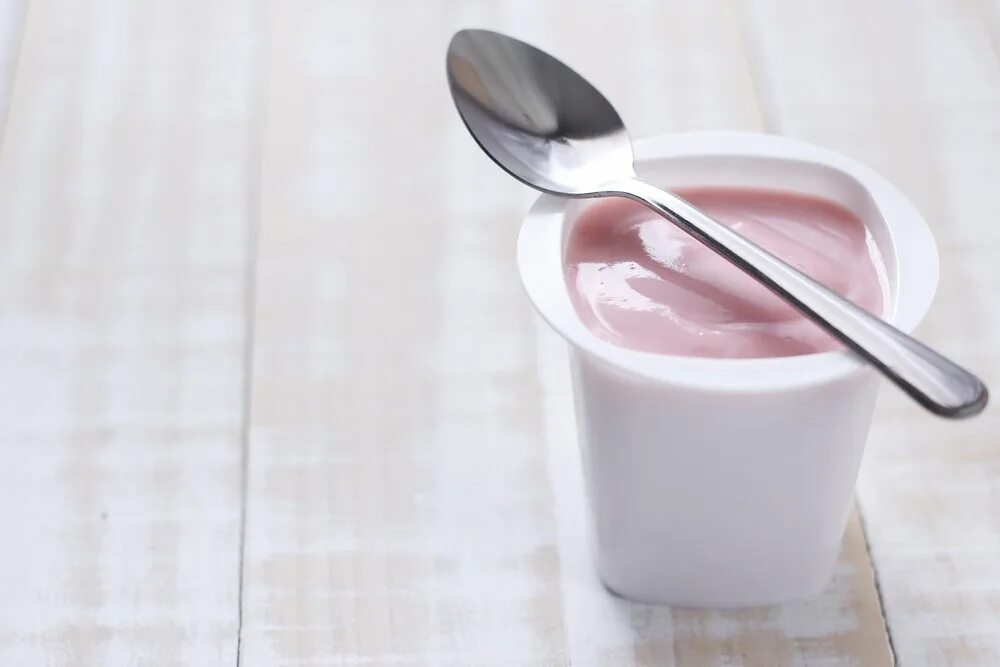 Йогурт с киви. Активиа йогурт danone. Йогурт на зеленом фоне. Йогурт. Упаковка йогурта в стаканчики.