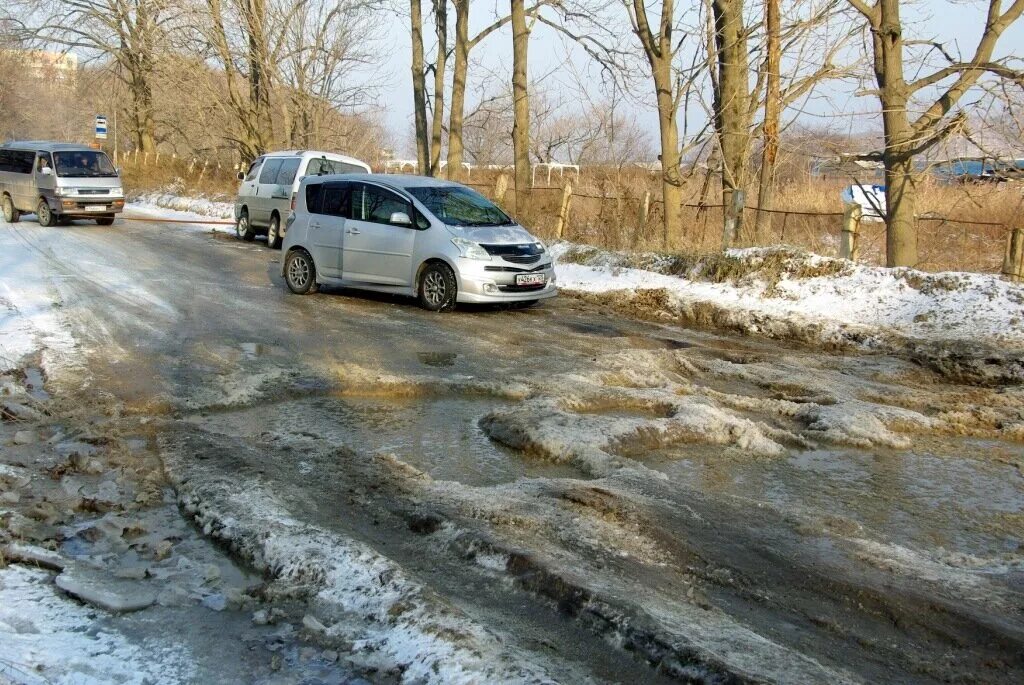 Небольшой участок скользкой дороги. Небольшой скользкий участок на дороге. Картинка скользкие дороги на участке. Пыль прибило на дороге.