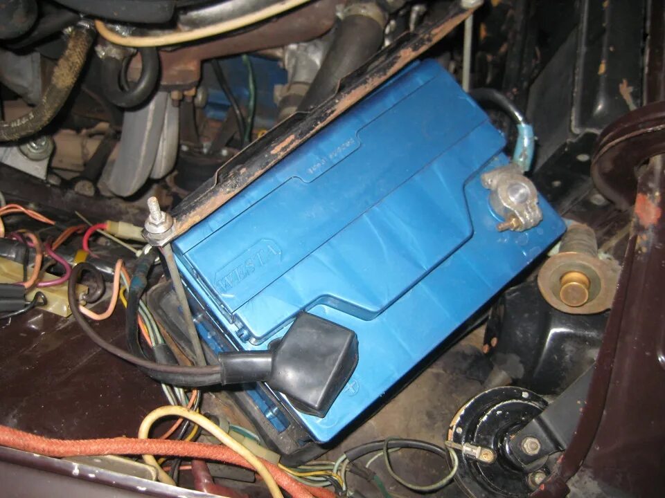 Полярность аккумулятора 2105. Аккумулятор ваз 2104. Полярность аккумулятора ваз 2105. Аккумулятор ваз 2105. Акб 2105.