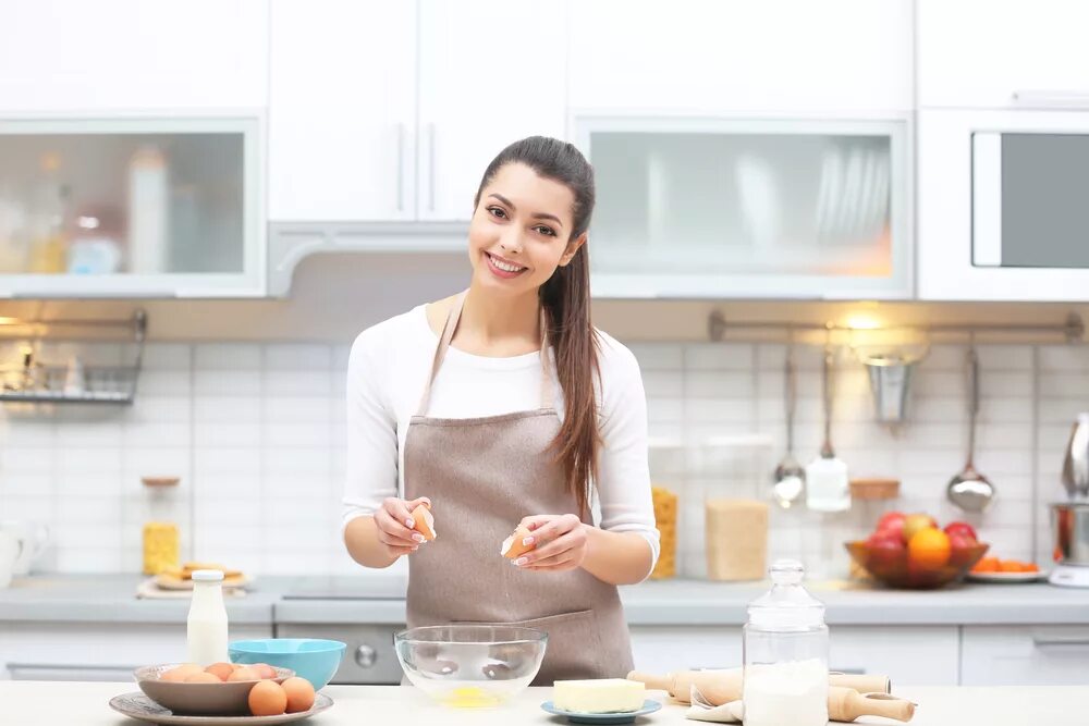 Женщина на кухне. Готовка на кухне. Фотосессия на кухне. Девушка готовит. F cook