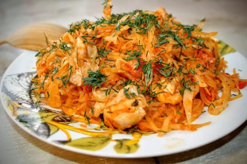 Капуста с филе курицы. Тушеная капуста с куриной грудкой. тушёная капуста с курицей. тушёная капуста с курицец. тушёная капуста с курицей на сковороде.