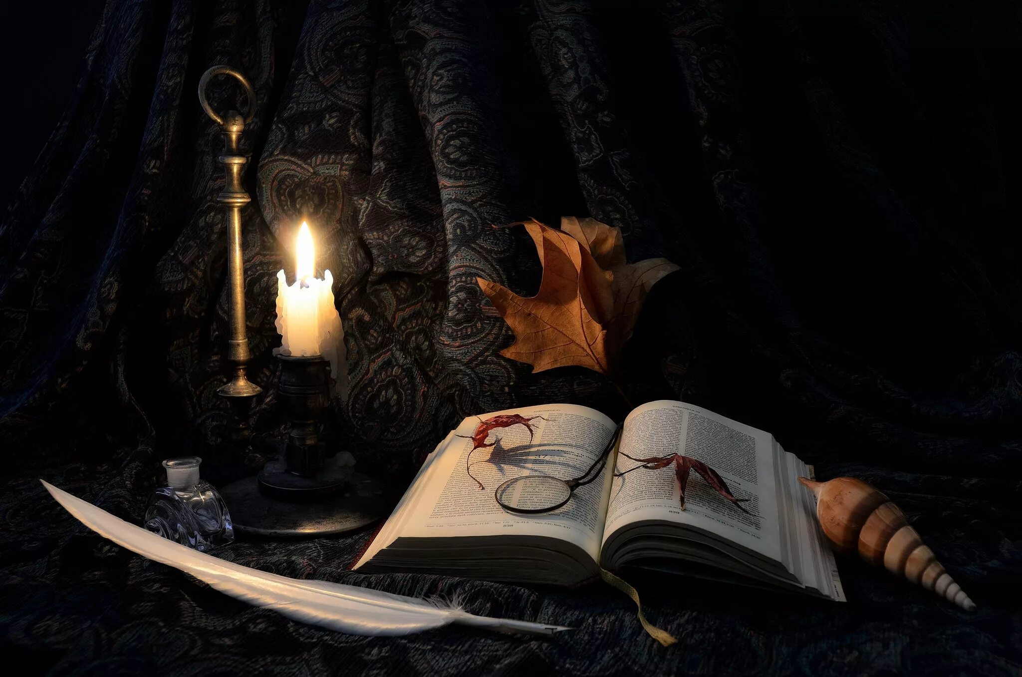 Книга с пером. Стол писателя. Натюрморт с книгой и свечой. Рабочий стол писателя. Темная поэзия