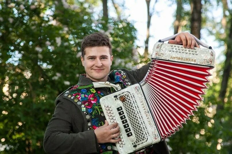 Гармонист. Парень с гармошкой Свиридов. Антон Лукьяновский гармонист. Гармонь Гоняев. Баянист Сергей Лопатин.