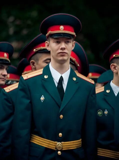 Форма офицеров риф. Новая парадная форма офицеров вс рф. Новая парадная форма прапорщика вкс. Парадный китель офицера вс рф. Артем катунькин герой россии.