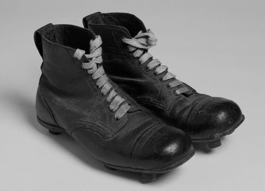 Первая спортивная обувь. Советские бутсы. Первые бутсы. Старые футбольные бутсы. Советские кожаные бутсы.