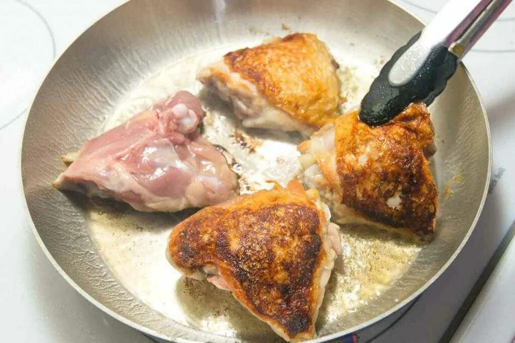 Сколько времени жарить бедра куриные на сковороде. Куриные бёдра на сковороде. жареные куриные бедра на сковороде. бедро куриное жареное. жареные бедра курицы в духовке.