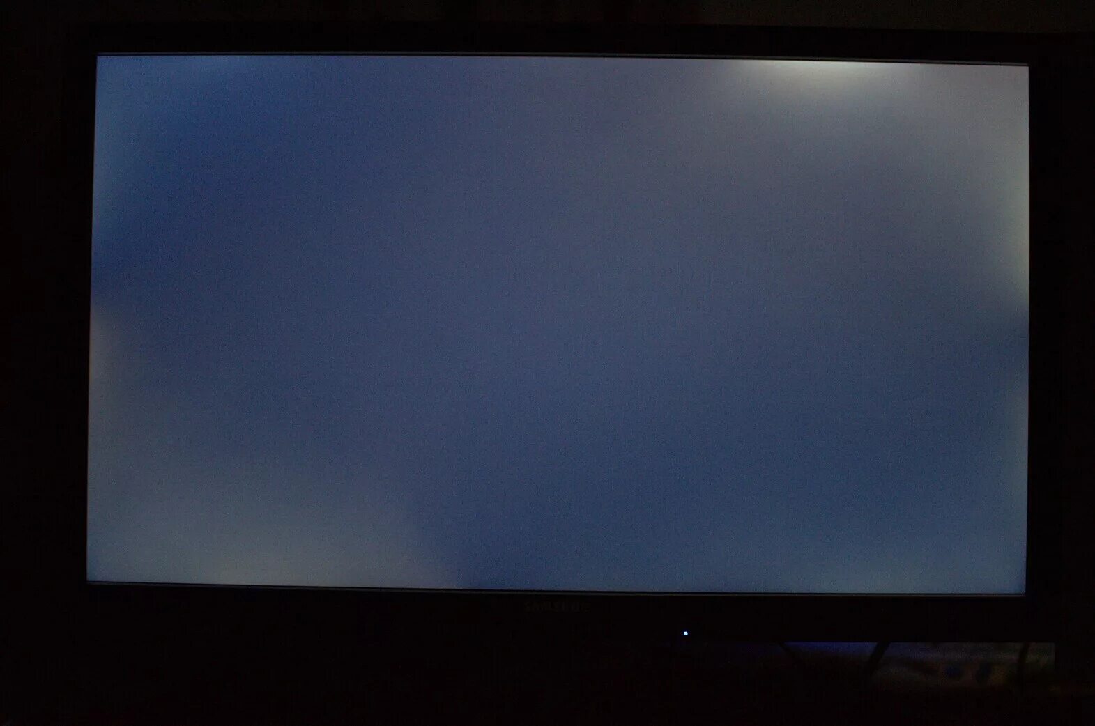 Пятна на телевизоре lg. Белыетпятна на экране телевизора. Неравномерная подсветка монитора. Пятна на телевизоре. Телевизор черный экран.