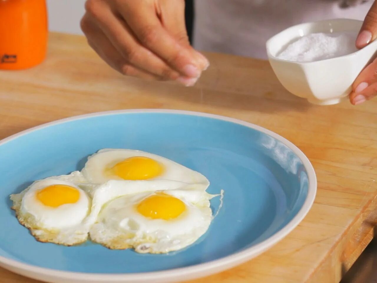 Яичница овер ИЗИ. Fried Eggs over easy. How to make Fried Eggs. Over яйцо.