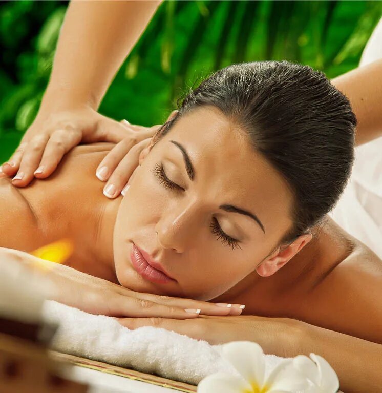 Классический массаж спины. Женщина лёжа на спине фото шеи. Массаж. Классический массаж. While massaging.