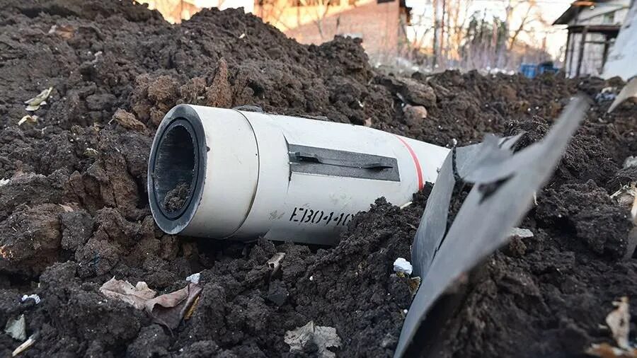 Обломки украинской ракеты. Противорадиолокационные ракеты agm-88 harm. Сбиты ракеты воронеж. Упавшая ракета в лискинском районе. Металлические обломки.