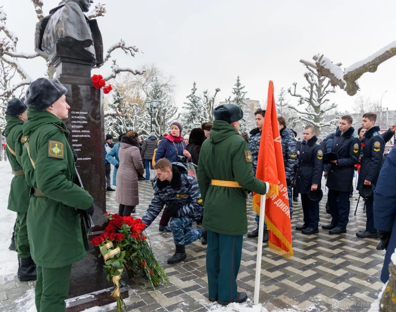 Глазков тамбов. Памятник халилову в тамбове. открыли памятник. открытие бюста. памятник генералу власову.