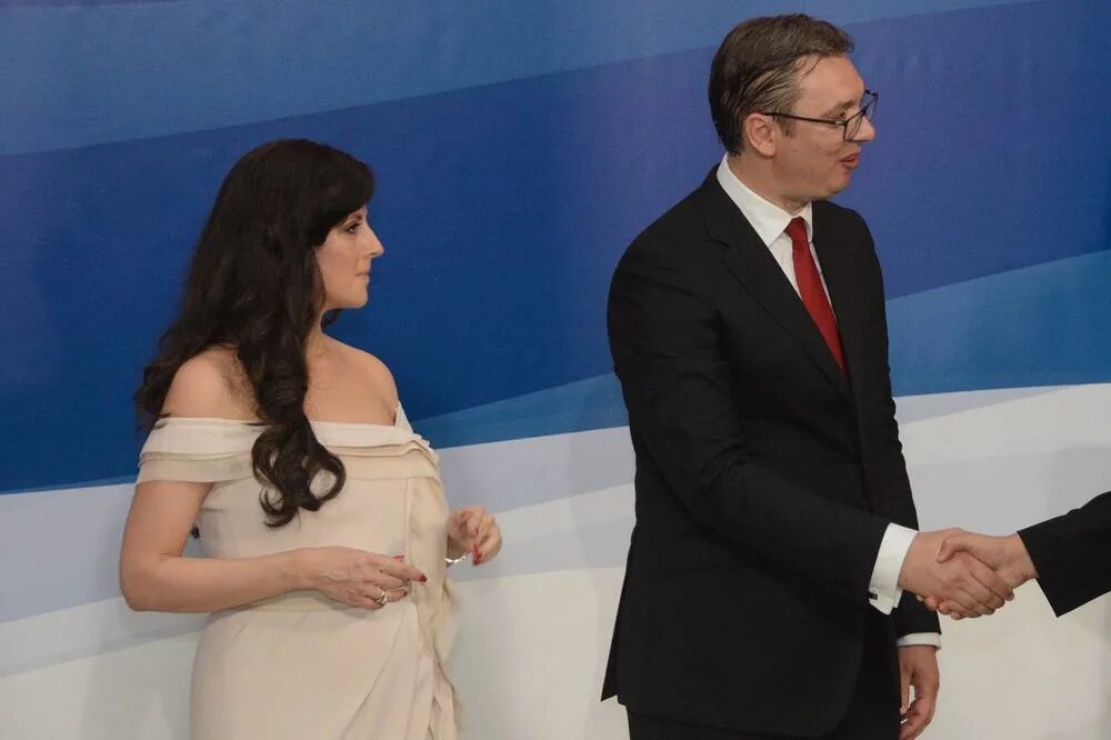 Жена серба