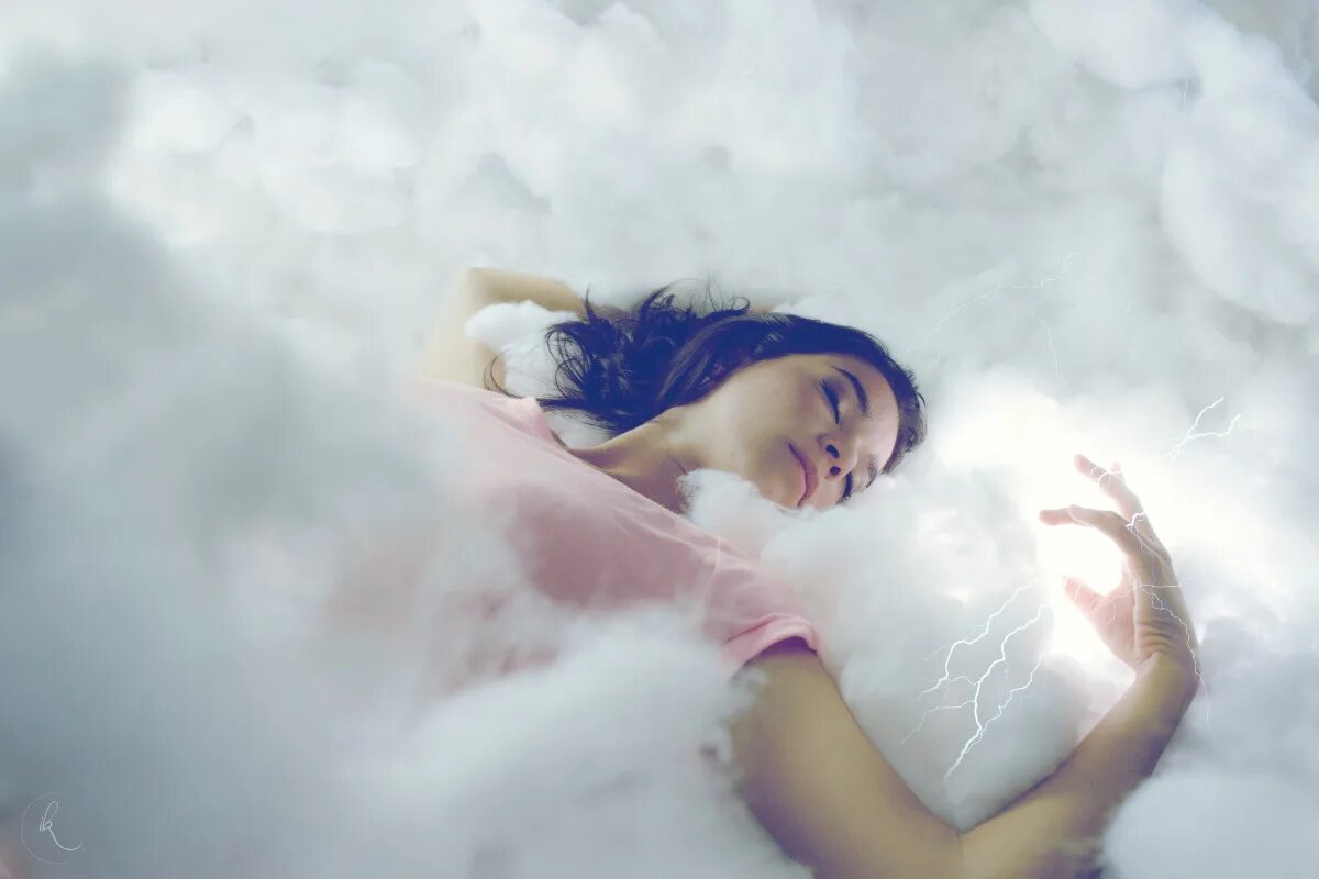 Девушка в облаках. Девушка лежит на облаках. Лежит на облаке.
