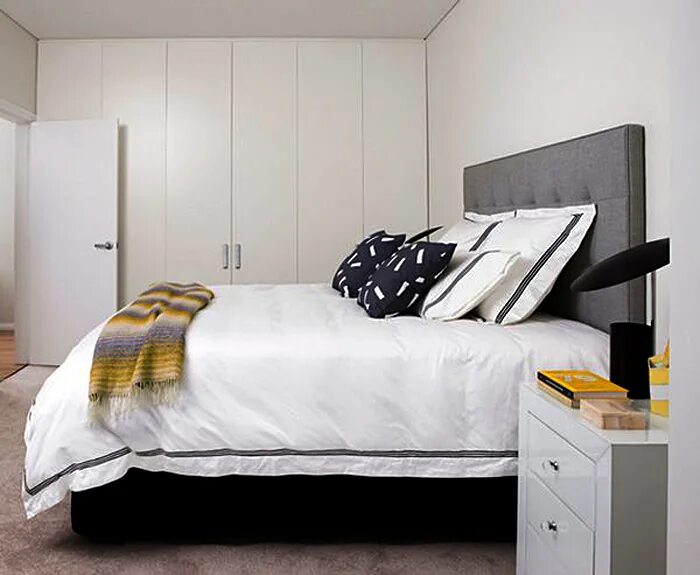 Кровать у окна в спальне. Кровать изголовьем к окну. Спальня в современном стиле. Обустроить маленькую спальню. Спальня с двумя окнами.