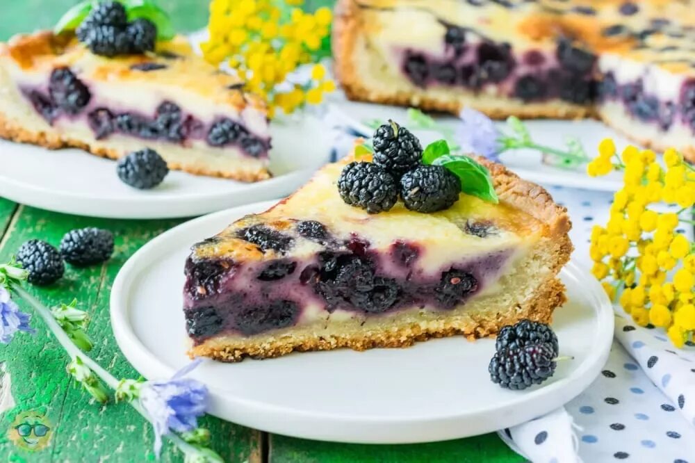 Песочный пирог с ягодами и сметанной заливкой. Пирог со сметанной заливкой. Песочный пирог с ягодами и сметанной заливкой. Песочный пирог со сметанной. Пирог песочный сметанник с ягодами.