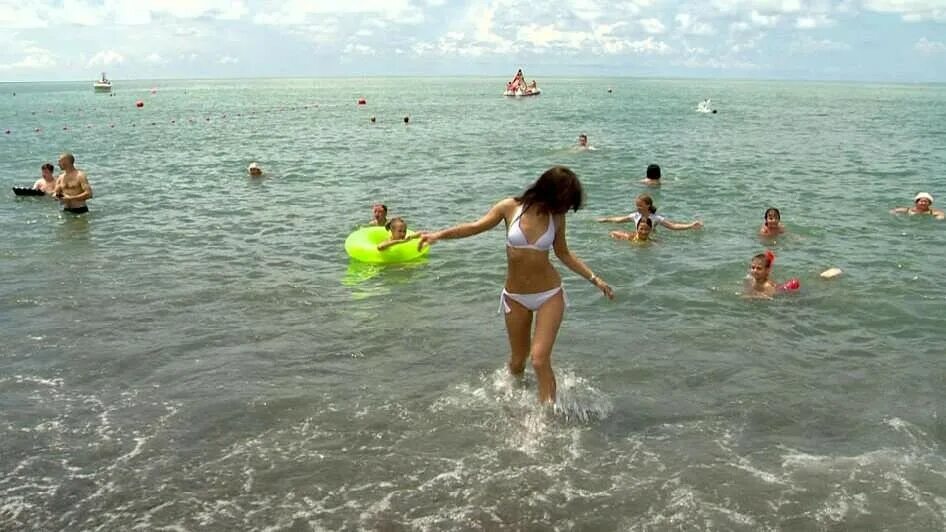 Сколько вода в сочи. Купаться в море Сочи. Сочи море. Купание на черном море. Махачкала пляжи для купания.