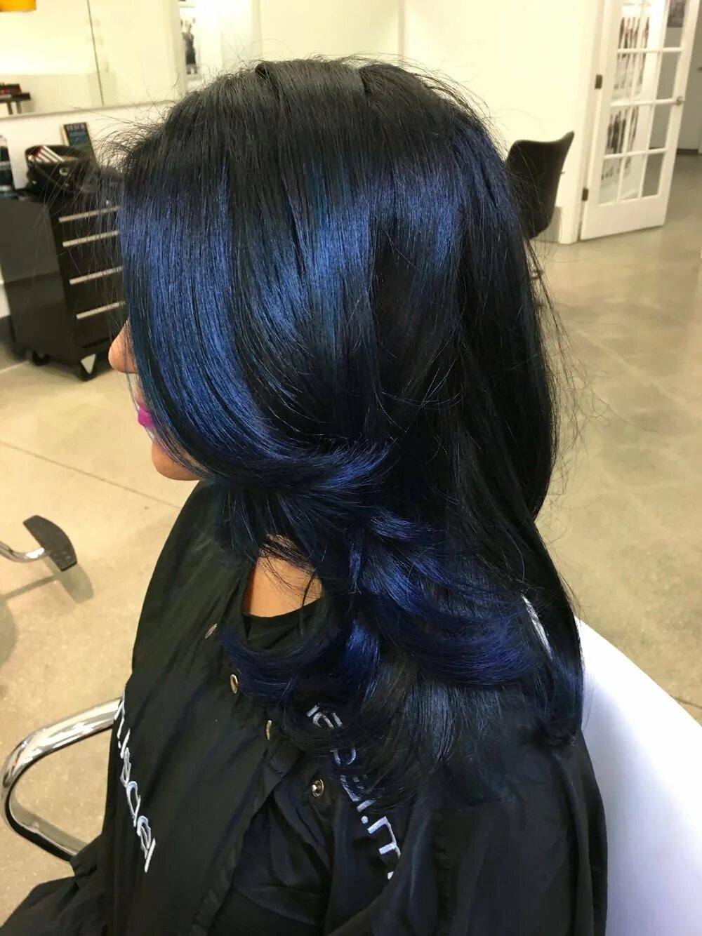 Темно синий цвет волос. Синие пряди на темных волосах. Волосы с синими прядями. Чёрные волосы с синими прядями. Синие мелирование на черные волосы.