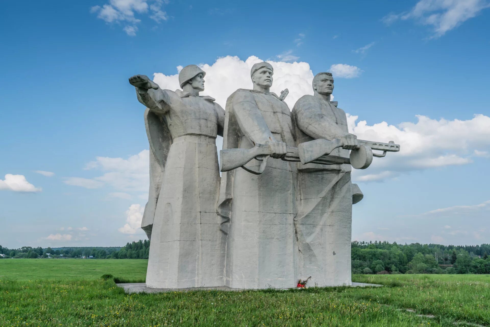 Какой памятник посвящен событиям 1941 года. Мемориал «героям-панфиловцам» в Дубосеково. Мемориальный комплекс в Дубосеково. Дубосеково 28 Панфиловцев. 28 Панфиловцев мемориал Дубосеково.