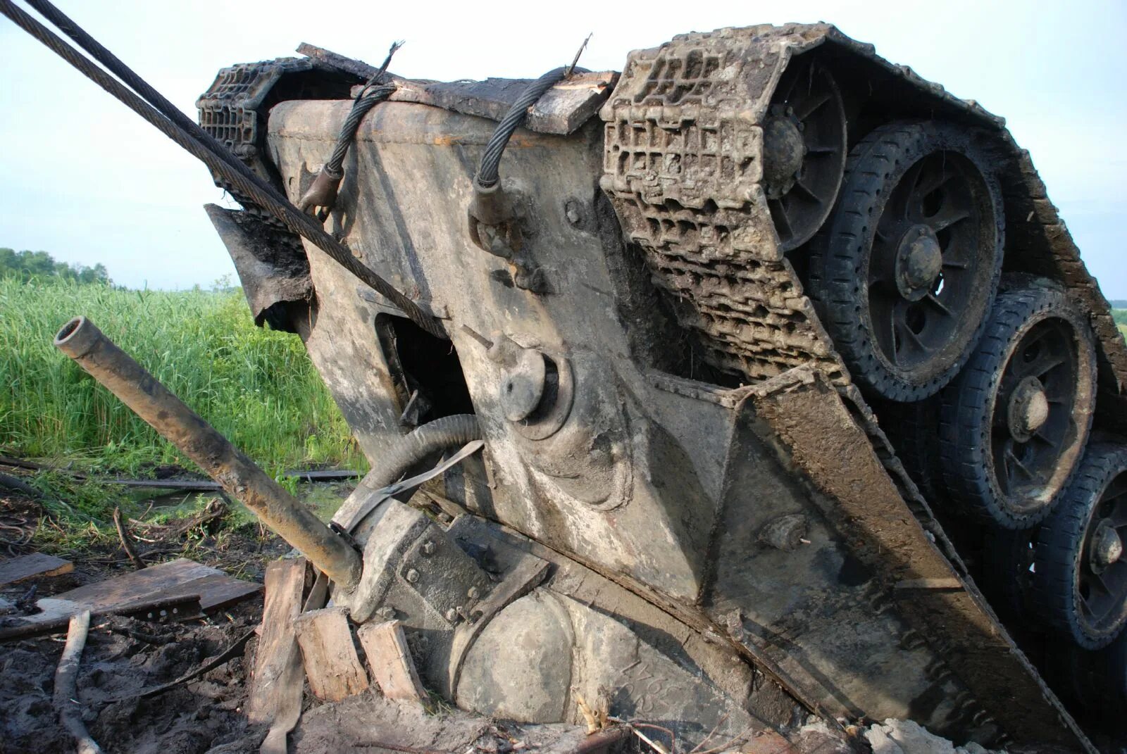 Раскопки второй мировой войны танки. Танк т 34 подъем из болота. 2008. 06. Подъем танка т-34 в Черкасской области. 17-18 Июня.. Т 34 на Украине. Ролики танковых