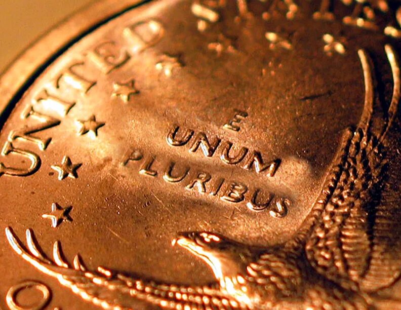 Pluribus unum 1881. Монета e pluribus unum 1994. Pluribus unum табличка медная. E pluribus unum монета 1881. Монета 1 доллар 1899г pluribus unum.