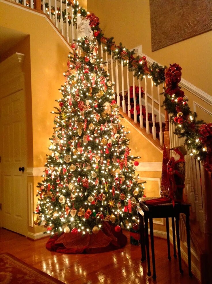 Новогодняя елка в доме. Фотография елки дома. Живая ветка наряженная. Елка в доме. Фотография елки дома.