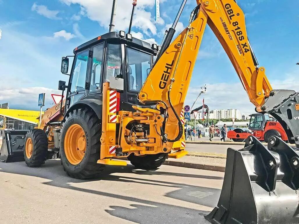 Дром экскаватор погрузчик. Экскаватор-погрузчик GBL-818s. Экскаватор-погрузчик Gehl, GBL 818sx4. Gehl GBL X 920 S экскаватор-погрузчик. Gehl TLB 818s экскаватор-погрузчик.