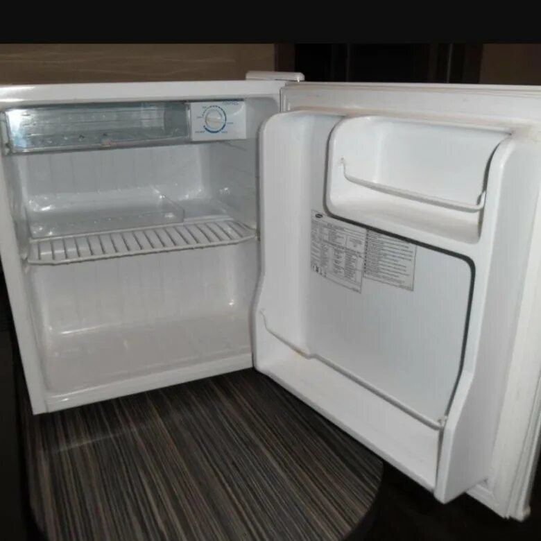 Авито холодильник маленький б. Холодильник самсунг sg06dcgwhn. Мини холодильник самсунг 50х50х50. Холодильник самсунг SR-368. Холодильник самсунг маленький.
