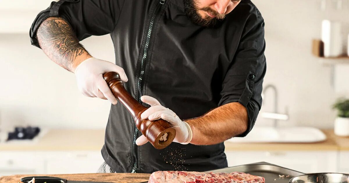 Повар жарит мясо. Нож для шеф повара стейк. Крутой шеф повар. Стейк с солью. Повар со стейком.