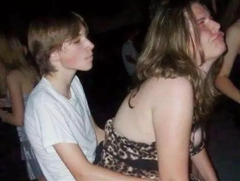 Марио гётце с женой. Неловкая ситуация. Вставать. Джессика альба 18. Мужчина засмотрелся на девушку.